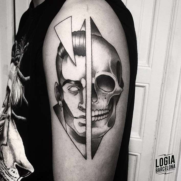 tatuaje_hombro_dualidad_blackwork_Dalmau_Tattoo_Logia_Barcelona